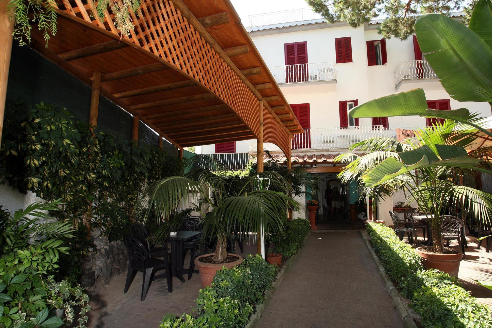 Charme La Tina Hotel 3*
